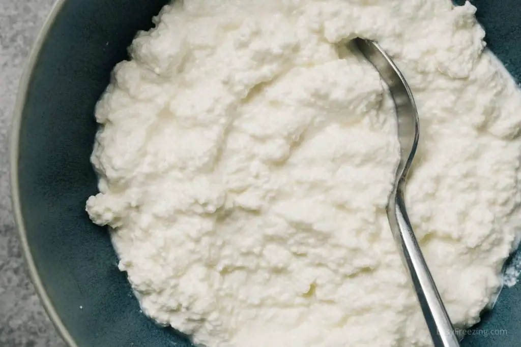 There are a few easy steps to freezing ricotta cheese